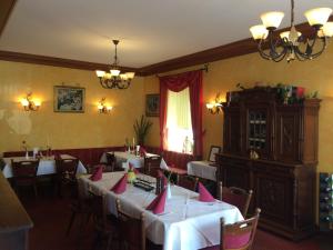 利塞尔Moselhotel Lesura的用餐室配有带粉红色餐巾的桌子