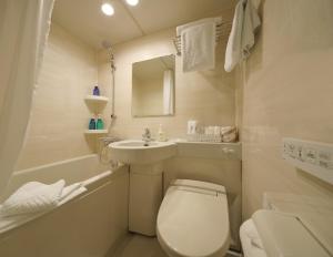 东京东京蒲田/羽田红屋顶经济型酒店的白色的浴室设有卫生间和水槽。
