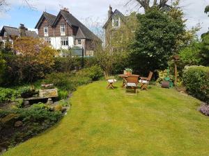 哈罗盖特贝特里楼酒店的草地上带桌椅的花园