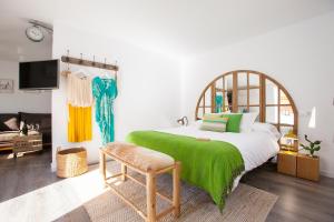 塞维利亚Lukanda Arenal的一间卧室配有一张带绿毯的大床