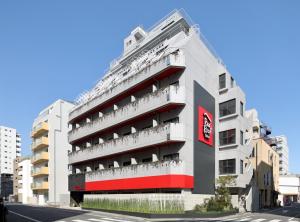 东京东京蒲田/羽田红屋顶经济型酒店的旁边带阳台的建筑