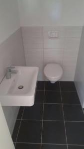 布鲁蒂格-凡克尔多伦膳食公寓酒店的浴室配有白色水槽和卫生间。