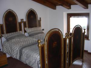 圣奇诺·迪·蒙塔尼亚Casa Nadia的一间卧室,配有两张床