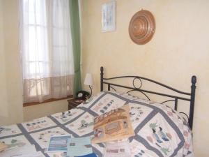 滨海圣奥班Relais du Cap romain的一间卧室配有床,床上装有被子