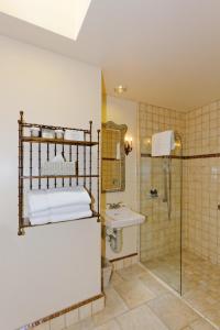 索萨利托索萨利托酒店的带淋浴和盥洗盆的浴室