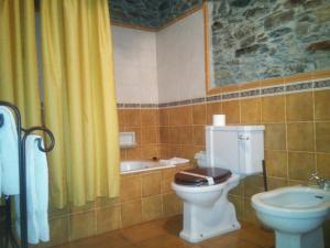 El OteroCasa Colason的浴室配有卫生间、盥洗盆和浴缸。