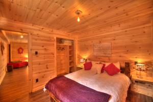 拉马巴耶Le St Bernard - Les Chalets Spa Canada的小木屋内一间卧室,配有一张床