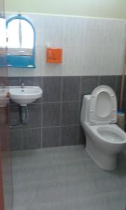 日得拉日得拉克科基帕亚迪民宿的一间带卫生间和水槽的浴室