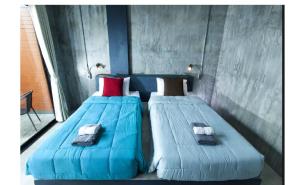 甲米镇班比达旅馆的两张睡床彼此相邻,位于一个房间里