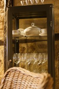 帕萨若Natural&Mente El Tomillar的酒杯和餐具展示盒