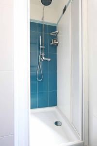 蒙特罗索阿尔马雷洛萨德温蒂酒店的浴室设有蓝色瓷砖和淋浴。