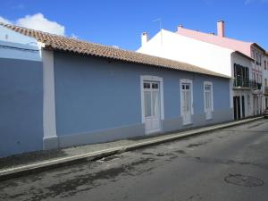 英雄港Casa Flor d'Sal的街道边的蓝色和白色建筑