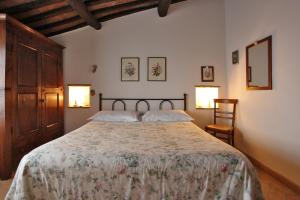 曼恰诺Casale Giacomini的一间卧室配有一张大床和两个枕头