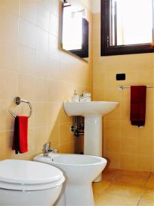 圣玛丽亚巴格诺Blue Paradise的浴室配有白色卫生间和盥洗盆。