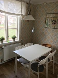 蒂纳Jaktlyckan, Tuna Gård的客房内的白色桌椅