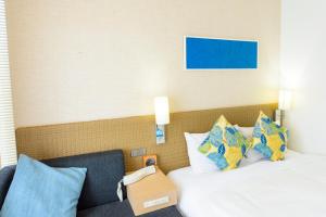 那霸那霸西铁度假酒店的酒店的客房 - 带两张带枕头的床