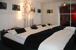慕尼黑Artist Residence Schwabing的一张大床,配有黑白床单