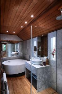 曼谷查克洛博瑟别墅酒店的带浴缸和盥洗盆的大浴室