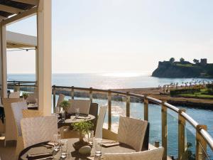 撒尼海滩Mira Forest Residences的设有带桌椅的阳台,享有海滩美景。