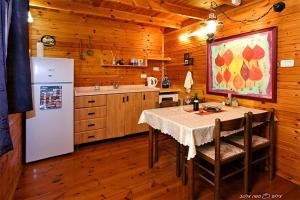 Wadi KerenHadas - Love的厨房配有桌椅和冰箱。