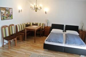 因斯布鲁克斯特拉顿豪斯酒店的卧室配有一张床和一张桌子及椅子