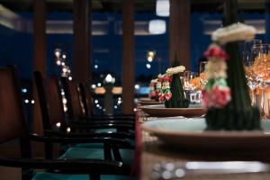 曼谷查克洛博瑟别墅酒店的桌椅、盘子和鲜花