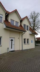 KirchdorfKirchseeblick 5&6的一座带砖瓦车道的大型白色房屋