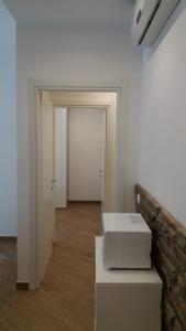 米兰尼斯拉匝罗尼生活公寓的一间白色的房间,设有门和白色盒子