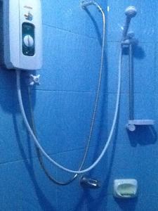 安吉利斯安吉利斯市旅馆的浴室内连接淋浴的软管