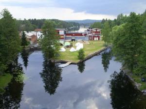 Gustavsfors阿尔卡特拉斯酒店的享有河流的空中景致,拥有房屋和树木