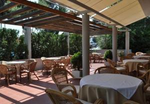马蒂迈阿密酒店的户外庭院配有桌椅和桌子。
