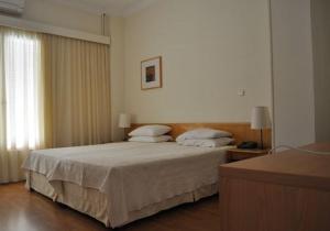 马蒂迈阿密酒店的一间卧室配有一张大床和两个枕头
