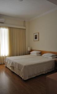 马蒂迈阿密酒店的一间卧室设有一张大床和一个窗户。