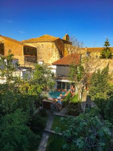 特鲁希略埃尔巴奇耶姆公寓的享有带游泳池的别墅的顶部景致