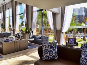 马拉喀什瓦佐酒店的大堂配有沙发、椅子和窗户。