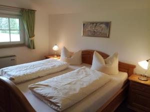 施万高利兹山公寓的一间卧室配有两张带白色枕头的床