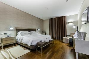 巴塔拉巴塔利亚别墅酒店的酒店客房设有一张大床和一间浴室。