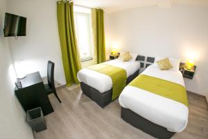 梅吕埃法国大酒店的配有绿窗帘的酒店客房的两张床