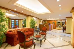 达沃市马诺酒店的大堂配有沙发和桌椅