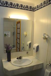 阿德耶亚特兰蒂斯霍维马酒店的一间带水槽和镜子的浴室