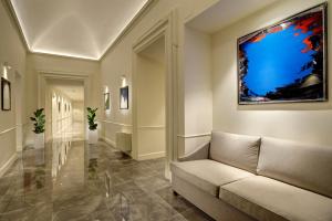 佩鲁贾Locanda della Posta Boutique Hotel的客厅配有沙发和墙上的绘画