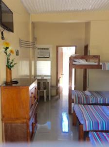 公主港Las Residencias Bed And Breakfast的客房设有两张双层床和一张书桌。