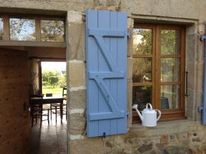 MazièresDomaine Charente - Cottage Charente的房子边的蓝色门