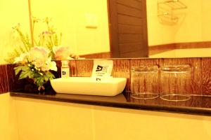 曼谷14号度假酒店的浴室柜台设有水槽和两杯玻璃