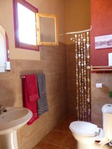 努韦巴Think Love on Red Sea的一间带卫生间和水槽的浴室