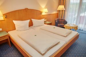 勒文斯泰因罗杰弗莱尔兰德加索夫酒店的一间位于酒店客房内的带大床的卧室