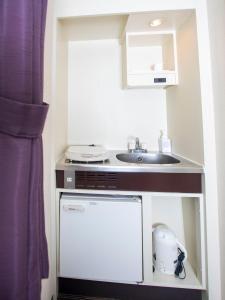 东京FLEXSTAY 品川旅馆的一间带水槽和洗碗机的小厨房