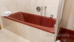 Schönsee邦琪伯格酒店的一间客房内的红色浴缸浴室