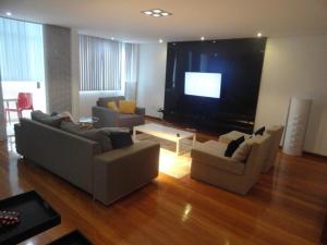 萨尔瓦多Luxury 3 Bedroom Apartment - Barra的客厅配有2张沙发和1台平面电视