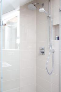 汉堡艾尔克塔格公寓的浴室里设有玻璃门淋浴